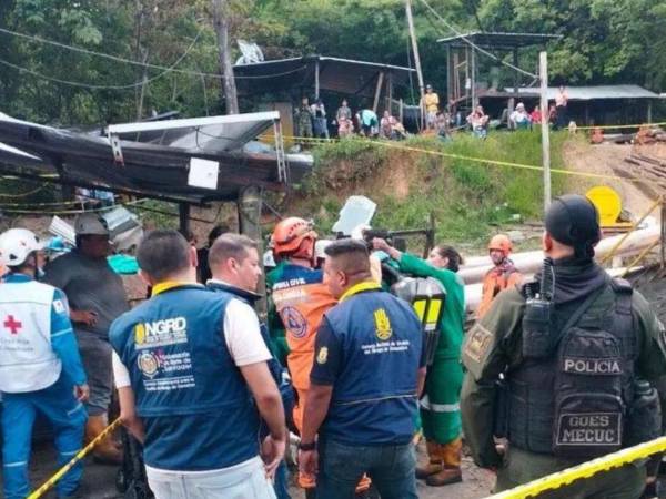 Se reportan 14 mineros atrapados y dos personas evacuadas. Hasta la noche de este lunes, cuerpos de socorro los buscaban con vida.