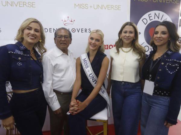 Erika Salcedo (diseñadora de Denim Lovers), Vicente Carrion (propietario de Tiendas Carrion), Victoria Kjaer (Miss Universo 2024); Francis Carrion (gerente de Mercadeo en Carrion) y Katherine Serrano (directora de Marketing de Denim Lovers).