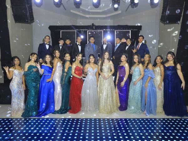 Los jóvenes vistieron propicios para la ocasión, con tonos brillantes y toques chic.