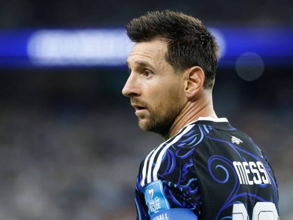 Messi sigue rompiendo barreras y demostrando que su protagonismo permanece intacto, reafirmando su candidatura para liderar a Argentina en la búsqueda de un nuevo título mundial.