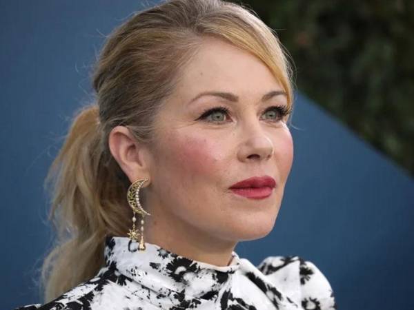 La actriz estadounidense Christina Applegate reveló que los médicos le diagnosticaron erróneamente esclerosis múltiple y afirmó sentirse desconcertada al tener que volver al punto de partida tras años de incertidumbre sobre su estado de salud.