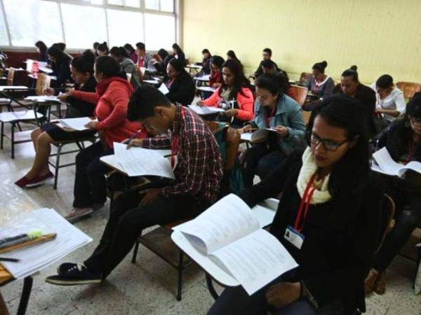 Cada año al menos 200 docentes se jubilan, por lo que esas plazas quedan libres.