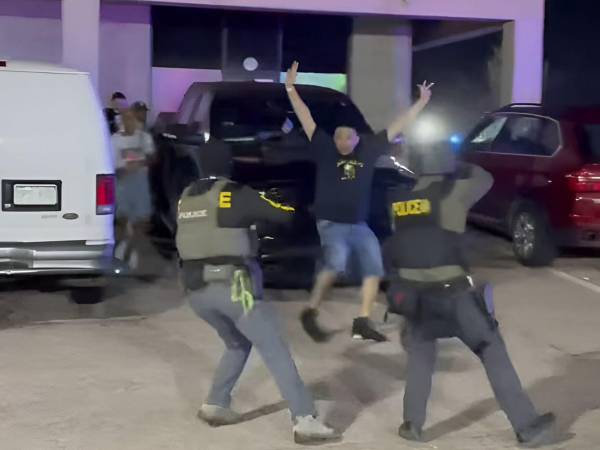 EE.UU. detuvo a más de 70 migrantes en un club nocturno vinculado al cartel de Los Zetas.