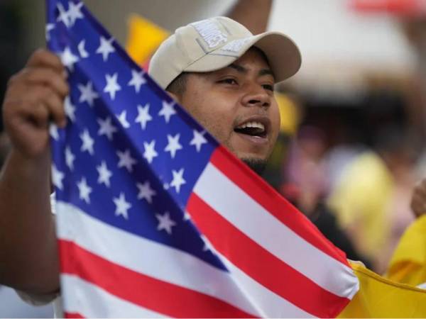 Demandan ante corte federal nueva norma migratoria sobre la “carga pública”.
