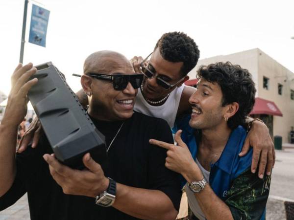 Fotografía cedida por Juankr que muestra al colombiano Sebastián Yatra (d) junto los integrantes del dúo cubano, Gente de Zona, quienes aparecen con él en el sencillo 'Canción para regresar'.