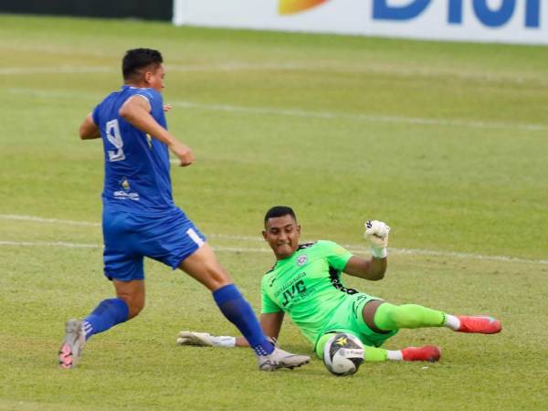 Delgadillo quedaba en el mano a mano y Ortiz llegó para achicar la jugada.