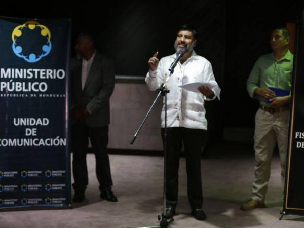 El fiscal general Johel Zelaya dijo que la democracia no tiene precio y que persistirá en el país pese a que digan que él se acomoda a un partido político.