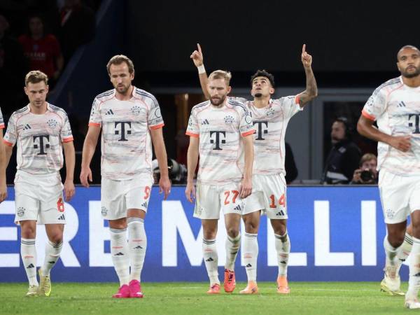 Jugadores del Bayern celebrando gol de Luiz Díaz.