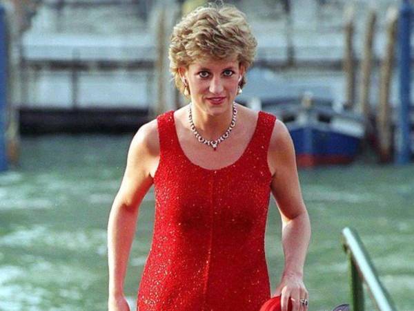 <b>Princesa Diana: </b>Valentino se inspiró en un vestido rojo que vio en la ópera de Barcelona para crear su famoso tono rojo, que se convirtió en su firma y en un símbolo de glamour y elegancia vibrante para mujeres como Diana.