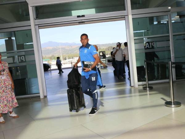 Edwin Rodríguez en su llegada al aeropuerto.