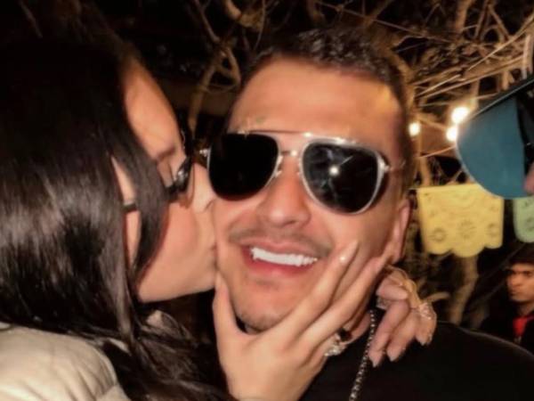 Christian Nodal estuvo de manteles largos este domingo 11 de enero, el día de su cumpleaños. El cantante sopló 27 velitas en su pastel y lo hizo en una gran fiesta con temática de piratas, rodeado de sus amigos más cercanos y, por supuesto, de su esposa Ángela Aguilar.