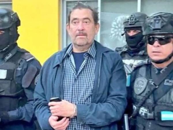 Cosenza habría recibido sobornos por al menos 188,338 dólares, depositados en cuentas que él controlaba.