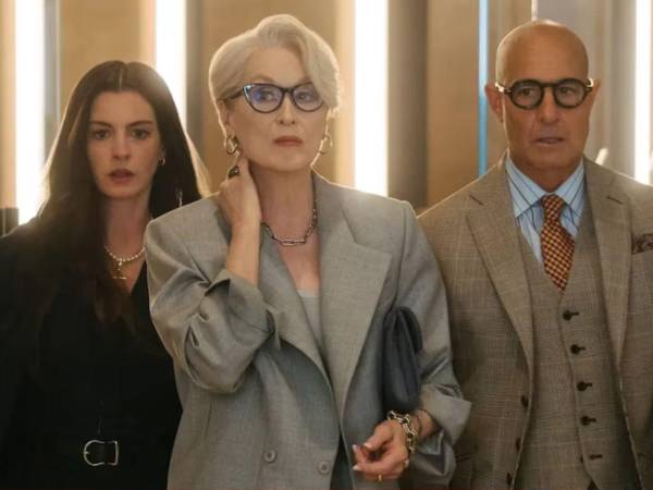 El vestuario adquiere protagonismo, destacando el estilo masculino y vintage de Andy, diseñado por Molly Rogers para reflejar su paso por el periodismo internacional (20th Century Studios).