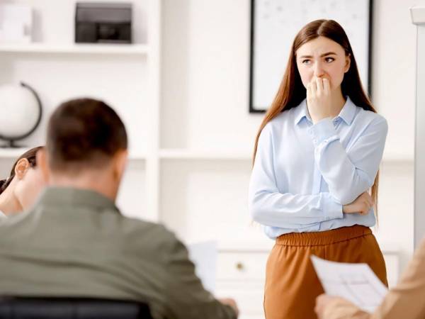 El otrovertido es capaz de interactuar eficazmente en un grupo, pero sintiéndose separado de la experiencia colectiva, adoptando la posición de un observador que toma distancia en lugar de participar.