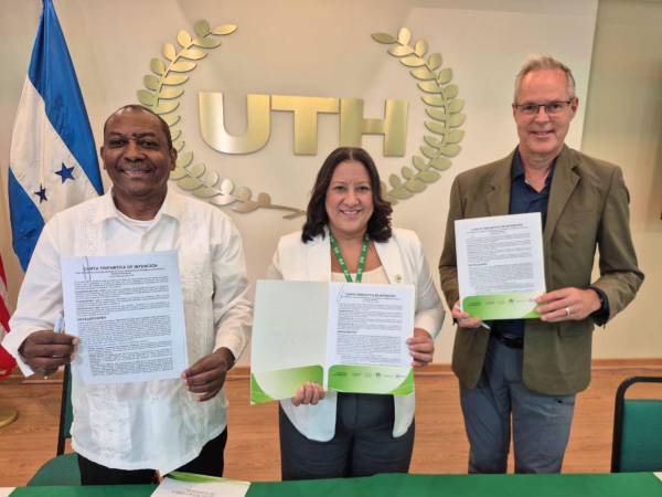 Firmaron el convenio: Israel Centeno, director de Gemelos de Honduras; Gabriela Salgado, rectora de UTH; y Alex Sherbinin, director de la Universidad de Columbia.