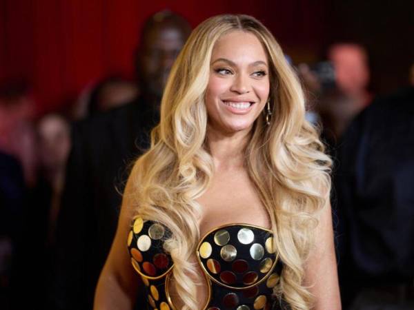 Beyoncé también rinde homenaje a la cantante Selena Quintanilla con el tema 'Irreemplazable (Como La Flor)', en el que su voz suena junto a la de la artista fallecida.