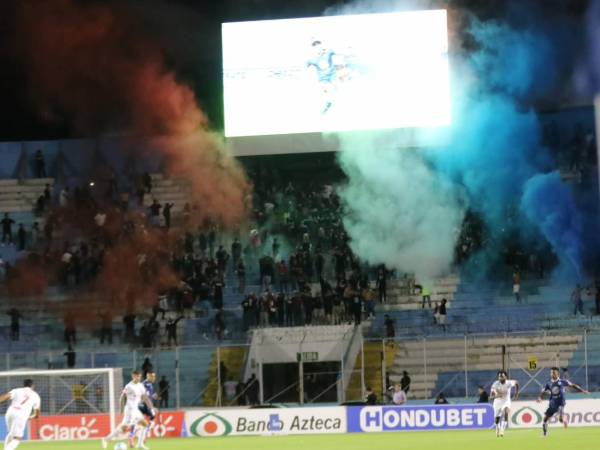 El clásico se disputa con poca asistencia de aficionados.