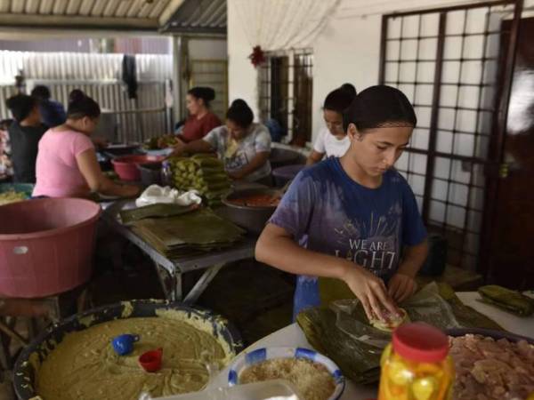 Los tamales son, sin duda, una tradición centenaria que marca la Navidad en varios países de la región. De pollo o cerdo, el platillo es infaltable en la mesa de los hondureños en las celebraciones de fin de año.