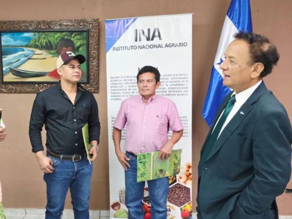 El ministro-director del Instituto Nacional Agrario (INA) entregó los títulos de propiedad a los productores de palma del departamento de Yoro.