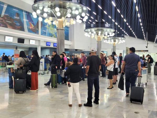 Miles de viajeros que han sido afectados piden más garantías para evitar que un incidente similar vuelva a detener el principal acceso aéreo del país.