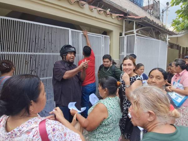 Vecinos del barrio Cabañas, en San Pedro Sula, acudieron el 16 de febrero de 2026 a una vivienda particular tras una convocatoria viral que prometía el supuesto regreso del Bono 10,000, desmentido previamente por LA PRENSA Verifica.