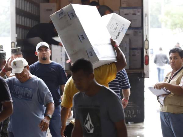 Distribución de maletas electorales, con custodia de miembros de las Fuerzas Armadas de Honduras.