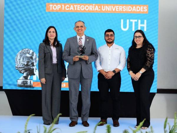 UTH fue nuevamente reconocida en la categoría “Universidades”; su rector, Javier Mejía, recibió el trofeo.