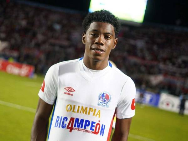 Dereck Moncada celebrando el campeonato 40 del Olimpia tras vencer al Marathón.