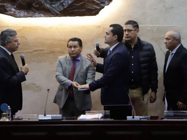 Tomás Zambrano, presidente electo de la Junta Directiva provisional del Congreso Nacional, siendo juramentado.
