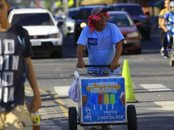 <b>Hidratación:</b> tu mejor defensa contra el calor extremo. Aunque no tengas sed, es importante beber agua de forma constante. La doctora Andrea Córdova, jefa de la Unidad de Epidemiología del Hospital Regional del IHSS, recomienda además consumir suero oral si hay mucha sudoración y evitar bebidas azucaradas o con cafeína, ya que pueden agravar la deshidratación.