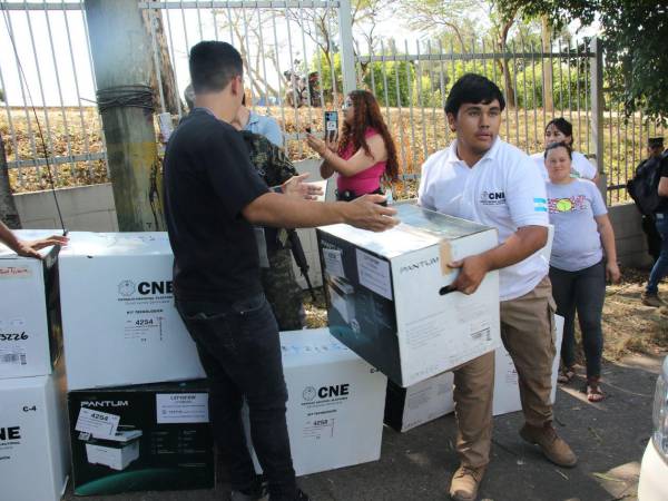 La ciudadanía espera que el transporte del material electoral se haga sin contratiempos ni repita el caos logístico registrado el 9 de marzo.