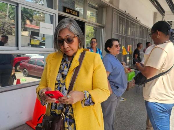 La diputada Maribel Espinoza llegó al Ministerio Público a interponer la denuncia.