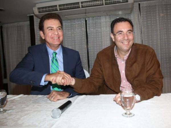 Salvador Nasralla, actual candidato presidencial por el Partido Liberal y Luis Zelaya, exprecandidato del Partido Liberal