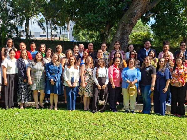 Emprendedoras y representantes de empresas participantes durante el lanzamiento del nuevo programa de mentorías, que busca fortalecer sus negocios y capacidades empresariales.