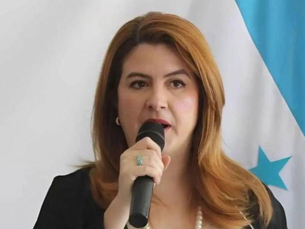 Durante la entrega de credenciales a los diputados electos del Partido Nacional, la consejera del Consejo Nacional Electoral (CNE), Cossette López, lanzó fuertes señalamientos contra Libertad y Refundación (Libre), al asegurar que ese partido intentó montar un fraude en las elecciones generales.