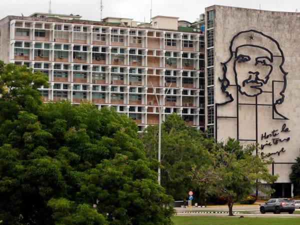 Fotografía donde se observa el edificio del Ministerio del Interior de Cuba (Minint) con la imagen del guerrillero argentino-cubano Ernesto 'Ché' Guevara este viernes, en la plaza de la Revolución en La Habana (Cuba).