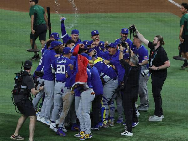 El equipo de Venezuela celebra la victoria contra Estados Unidos en la final del Clásico Mundial de Béisbol.