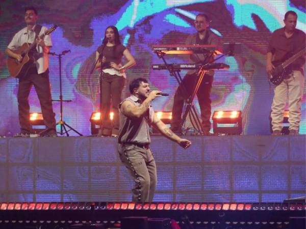 El debut de Grupo Frontera en Honduras dejó una estampa difícil de repetir. El Nacional de Ingenieros Coliseum de Tegucigalpa se convirtió en el escenario de una noche marcada por la expectativa, la energía colectiva y una conexión inmediata entre artistas y público.