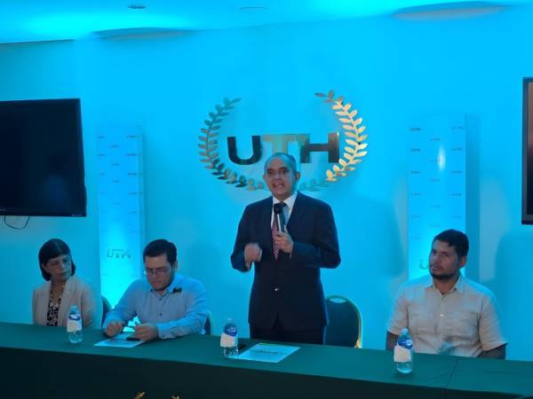 Autoridades de la Universidad Tecnológica de Honduras y Secretaría de Trabajo.