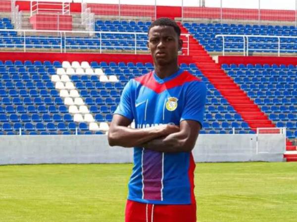 Julián Martínez firmó contrato por cuatro años con uno más opcional.