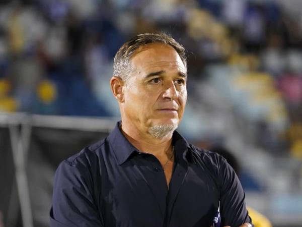 Hernán 'La Tota' Medina, entrenador del Victoria, sufrió su primer descenso en la Liga Nacional de Honduras.