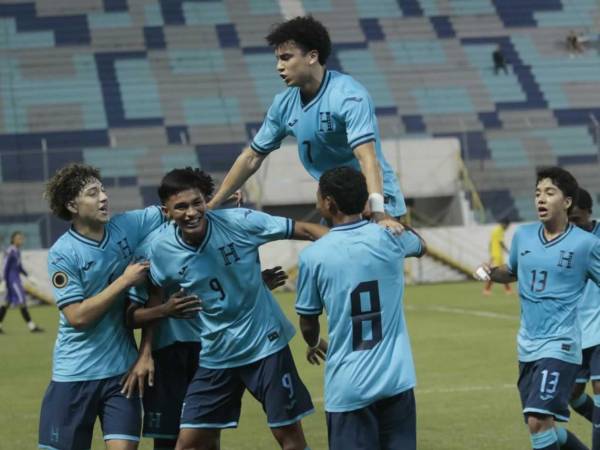 Los jugadores de la Selección de Honduras celebrando el primer gol del paritdo ante Guyana en su debut en el Premundial Sub-17 de la Concacaf.