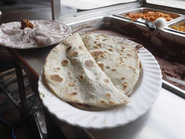 En septiembre de 2025, un hondureña que gana salario mínimo compra menos baleadas que en 2020. A causa de Covid-19, la invasión de Rusia a Ucrania y otros factores, aumentaron los precios de los productos en los últimos cinco años en detrimento del poder adquisitivo.