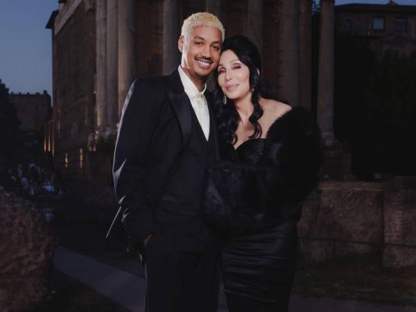 Cher tiene 79 años y su pareja el productor musical Alexander “AE” Edwards, 39 años.