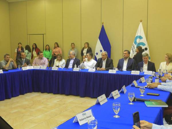 El encuentro fue calificado como clave por los organizadores, al tratarse del primer acercamiento formal entre empresarios y los 20 diputados de Cortés.