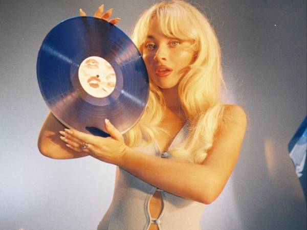 “Man’s Best Friend” es, en palabras de Carpenter, “simplemente diversión”.