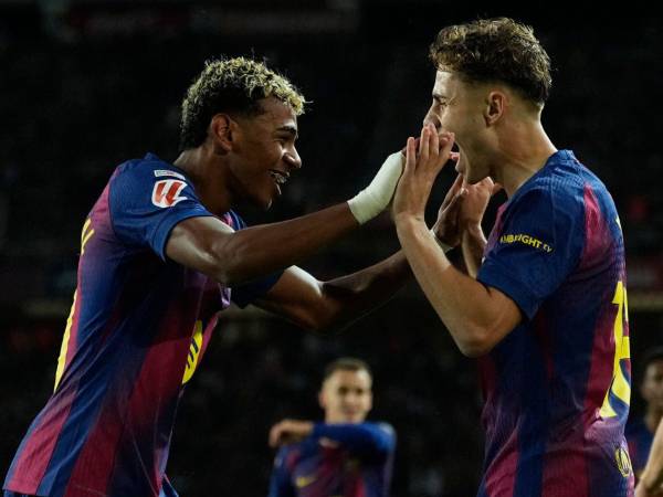 Lamine Yamal celebrando.