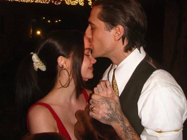 “Mi parte favorita de estar viva”, escribió la exestrella de Disney Channel junto a una imagen en la que muestra su anillo de compromiso mientras posa junto a David. “Feliz Año Nuevo”.