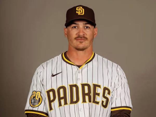 Un exbeisbolista venezolano que actualmente trabaja en la organización de los Padres de San Diego fue detenido por agentes de inmigración en Texas durante un viaje relacionado con sus labores profesionales.