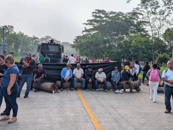 Pobladores del municipio de Quimistán, Santa Bárbara, bloquearon este lunes la carretera CA-4.